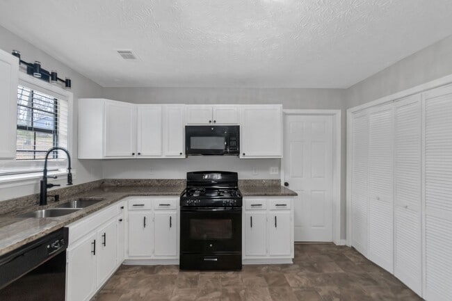 Building Photo - 321 Summerwood Ln
