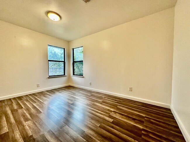 Building Photo - Cozy 4/2