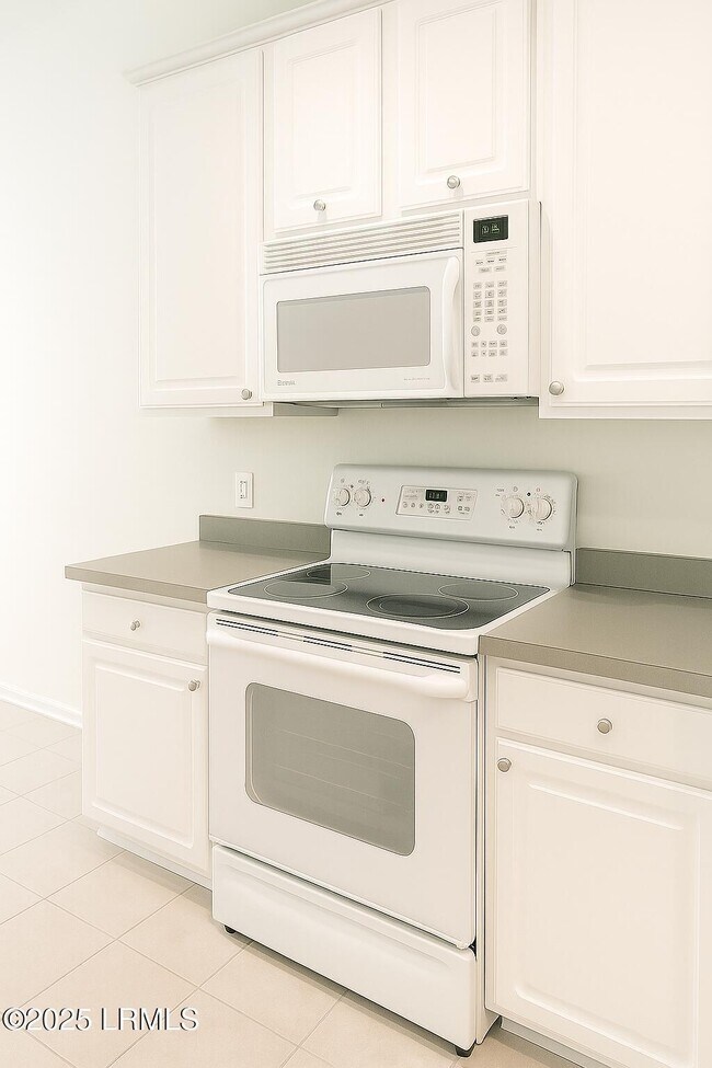 Building Photo - 10 Nightingale Ln