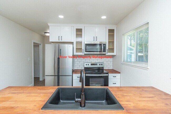 Building Photo - Move in Special, Adorable remodeled Cottage, 3+2, CHA, Garage, fenced yard, close to Christian Br...