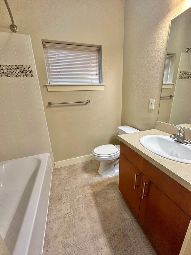 Building Photo - 712 W Laurel St