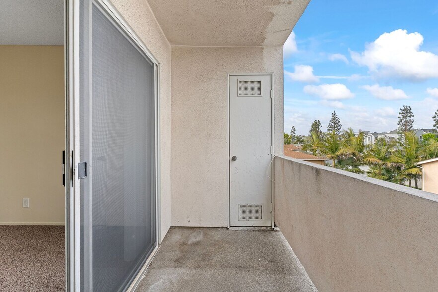 Building Photo - 1070 Loma Ave
