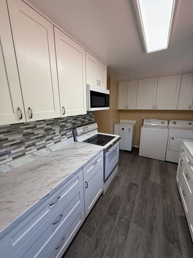 Building Photo - 3 Bed, 1 Bath Single Level Home For Rent in Port Townsend!