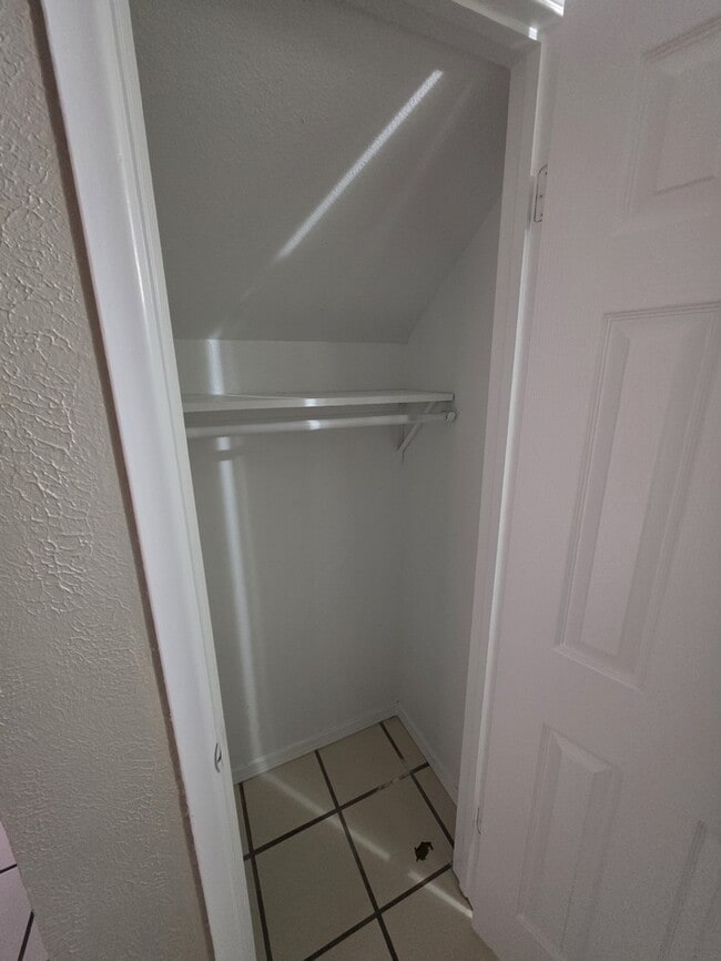 Building Photo - 3 bed 2 bath townhome, 2 car garage