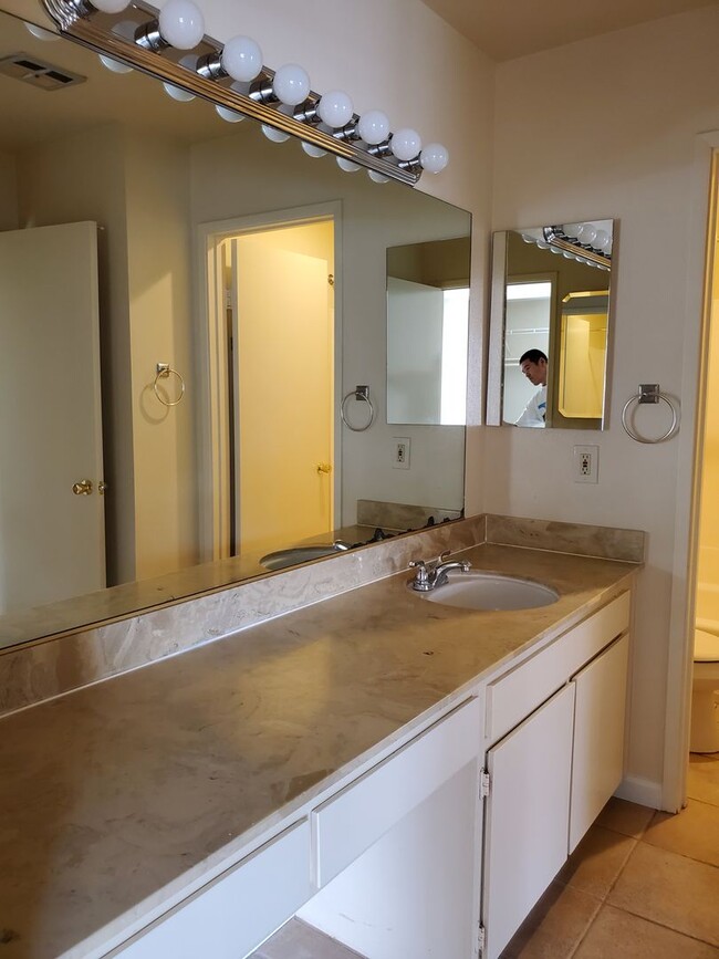 Building Photo - EASTER WAY - LOCATED NEAR UCSD IN UTC!  MO...