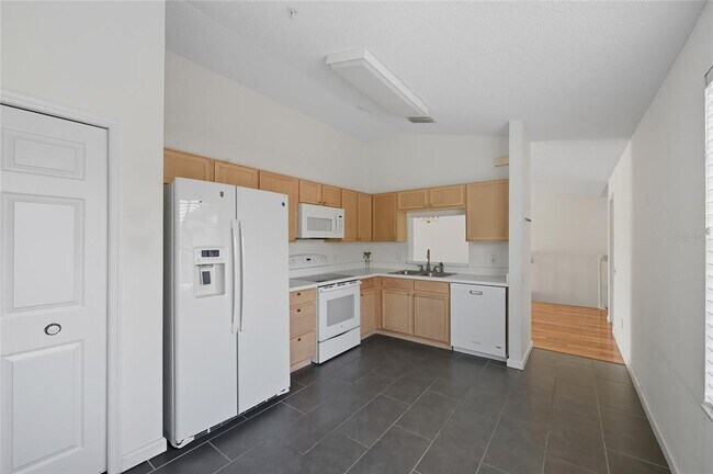 Building Photo - 6029 Lake Pointe Dr