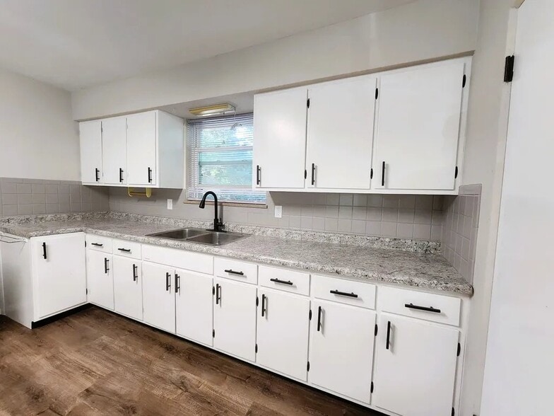 Building Photo - 920 S 74th St