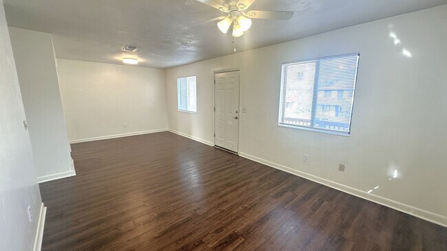 Building Photo - 303 S Lipona Rd