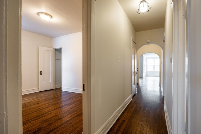 Building Photo - 1432 W Jonquil Terrace