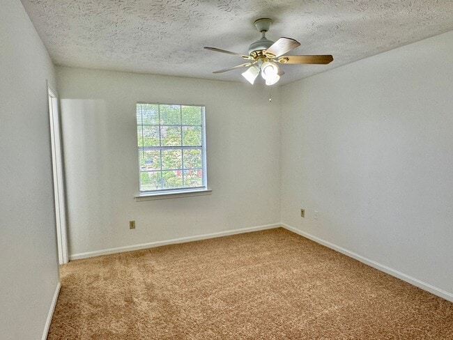 Building Photo - 3-Bedromm 2.5 bath with the Perfect Mix of...