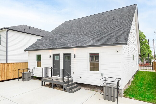 Building Photo - 2316 McKee St