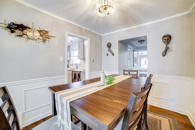 Building Photo - 9830 S Yates Ave