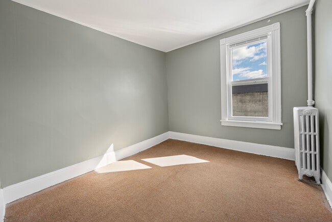 Building Photo - 904 Main St