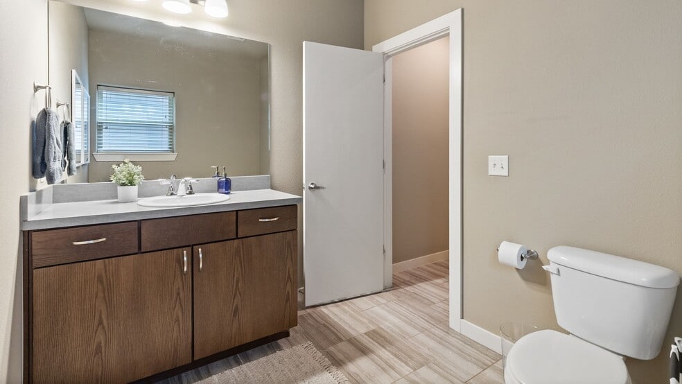 Building Photo - 719 N Oakland Ave