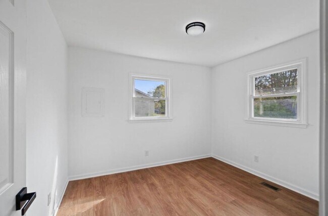 Building Photo - Well maintained 3 bedroom home!