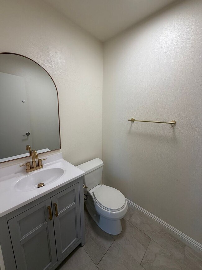 Building Photo - 2 bed, 2.5 bath Le Parc townhome