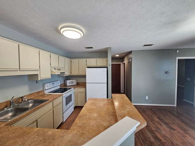 Building Photo - Charming 2Bed/2Ba Apartment w/Spacious Yar...