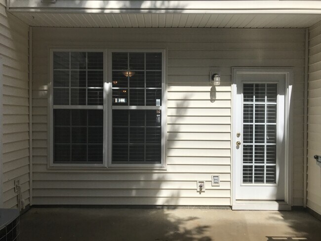 Building Photo - 3 Bedroom  2.5 Bath townhome located at  T...