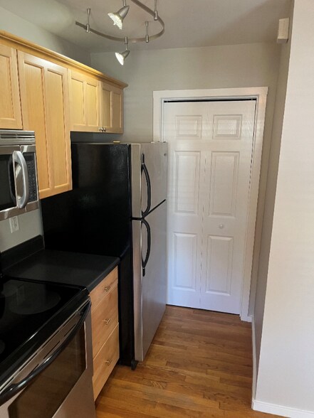 Building Photo - 940 Gale Ln