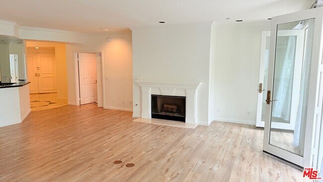 Building Photo - 121 N Almont Dr