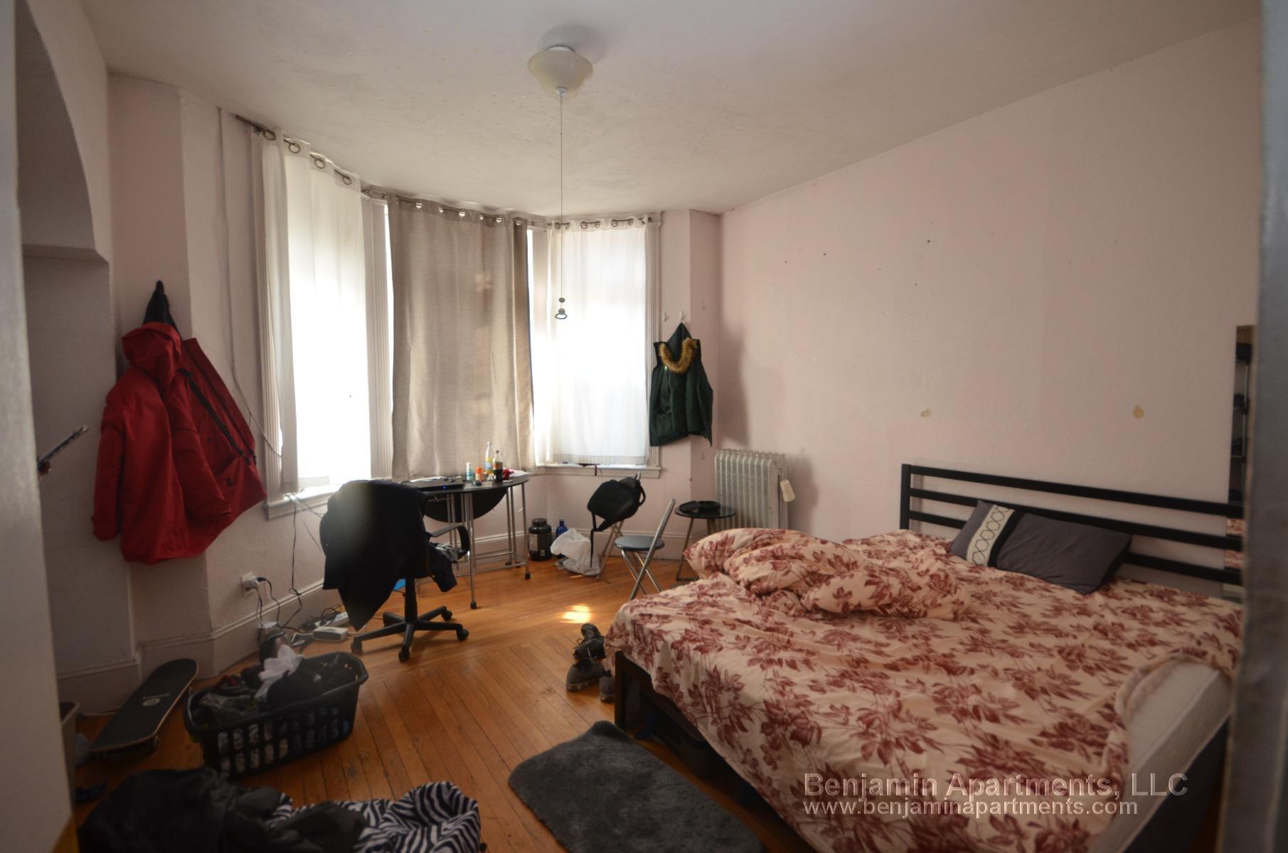 Building Photo - 463 Park Dr