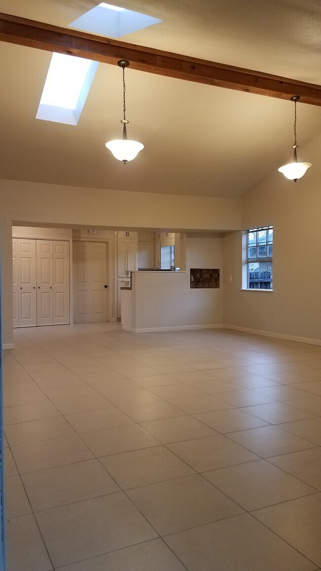 Building Photo - 422 Globe Ave