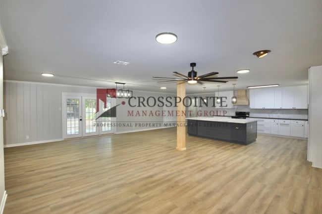 Building Photo - Recently remodeled South Tyler Home with Mother in Law Suite