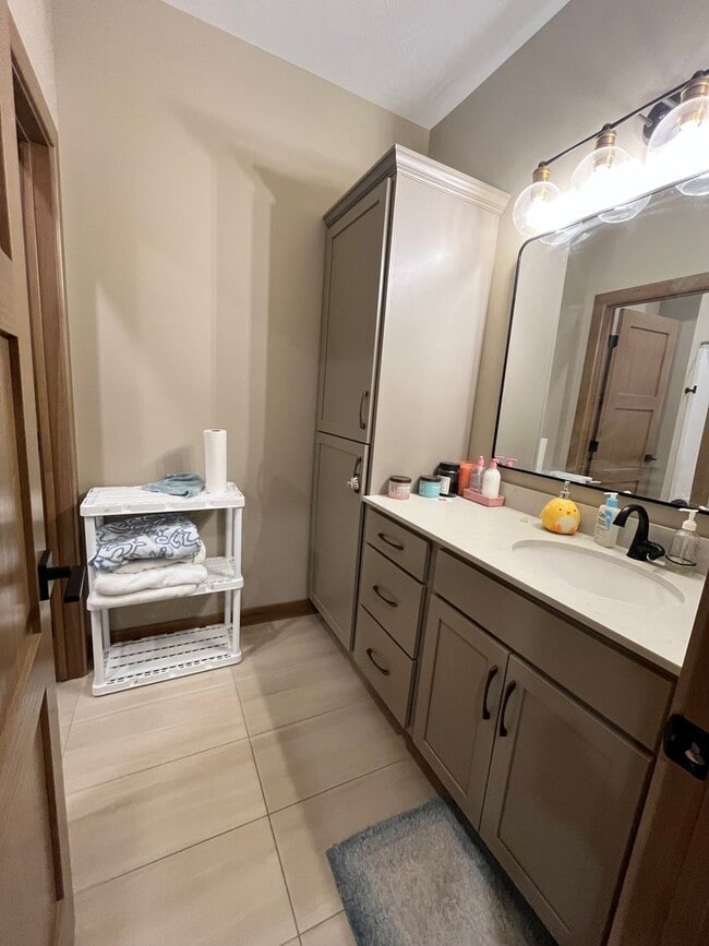 Building Photo - 5548 W Colonial Ct