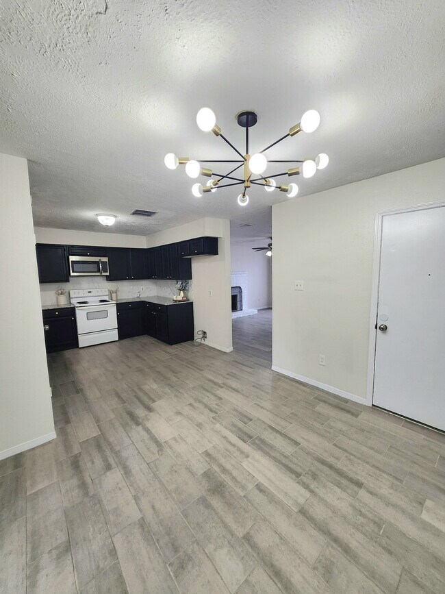 Building Photo - 10045 Emerald Creek Dr