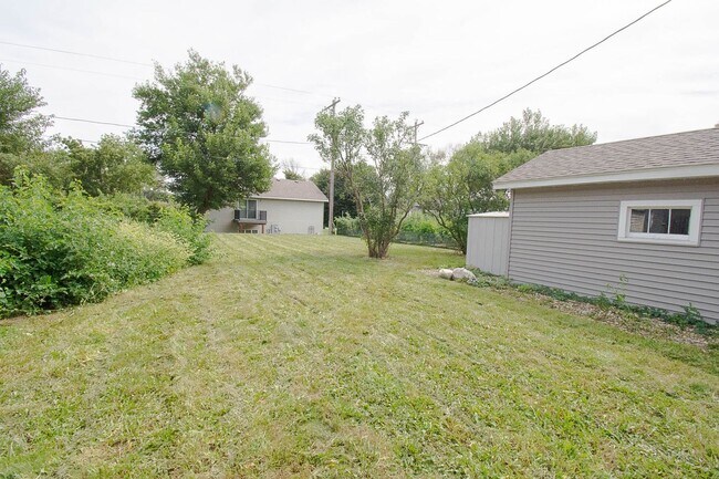 Building Photo - 610 Lyndale St