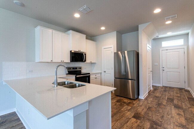 Building Photo - Beautiful 3 Bedroom, 3 Bathroom Home in Ro...