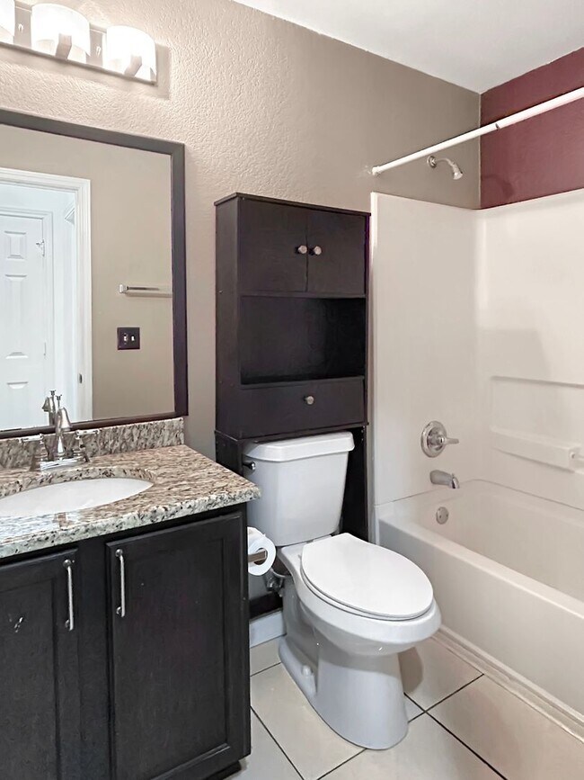 Building Photo - Spacious 5-Bedroom Retreat with Oversized Primary Suite in Converse