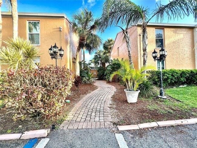 Building Photo - 12650 Kenwood Ln