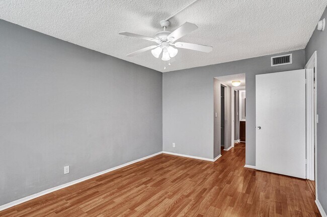 Building Photo - 9460 Poinciana Pl