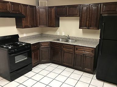 Building Photo - 2750 W Glenrosa Ave