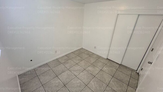 Building Photo - 2 bedroom 1.5 bathroom townhome