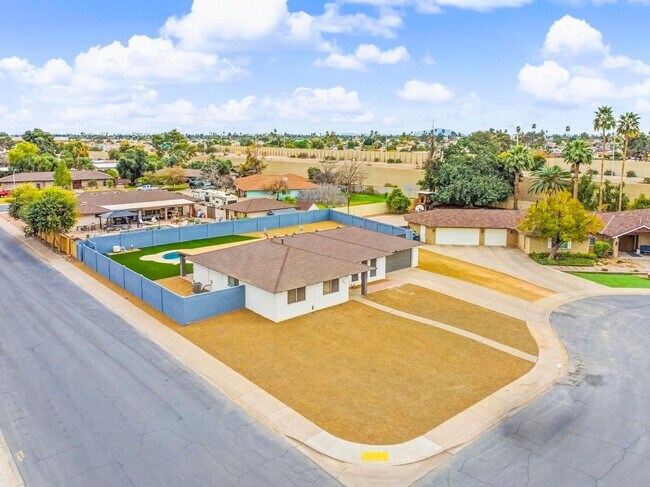 Building Photo - Tempe 5 bedroom 3 bath with pool and HUGE yard