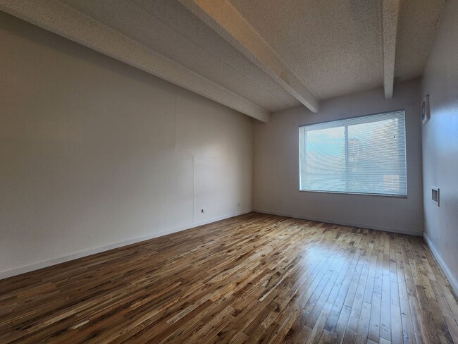 Building Photo - Gorgeous 1 Bed 1 Bath Condo In Fantastic L...