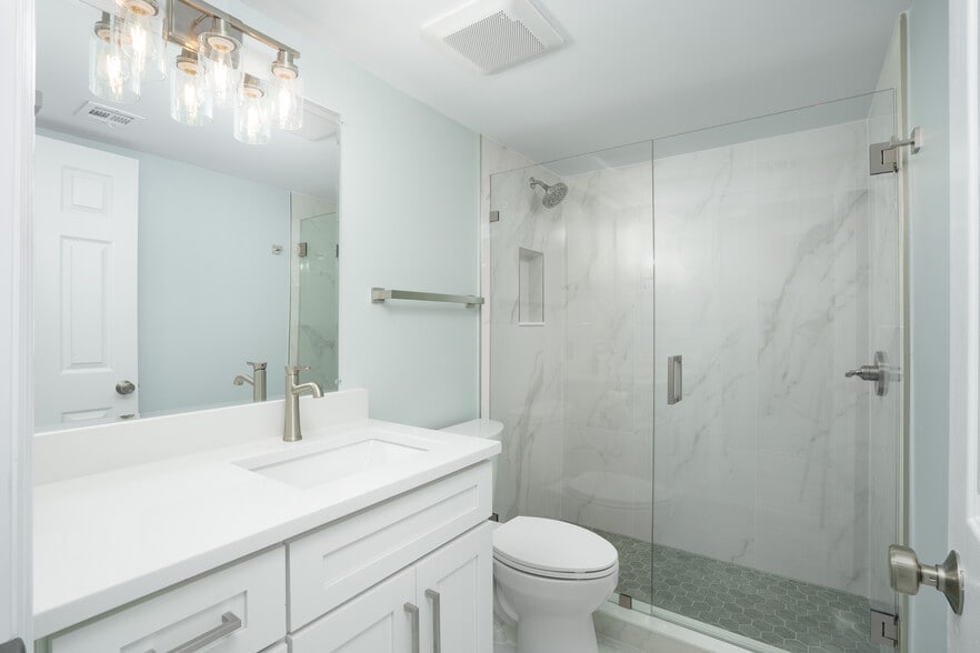 Guest Bath - 1120 Little Neck Ct