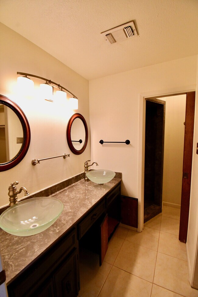 Building Photo - Gorgeous 4 Bedroom 2 Bathroom Kempner Home!
