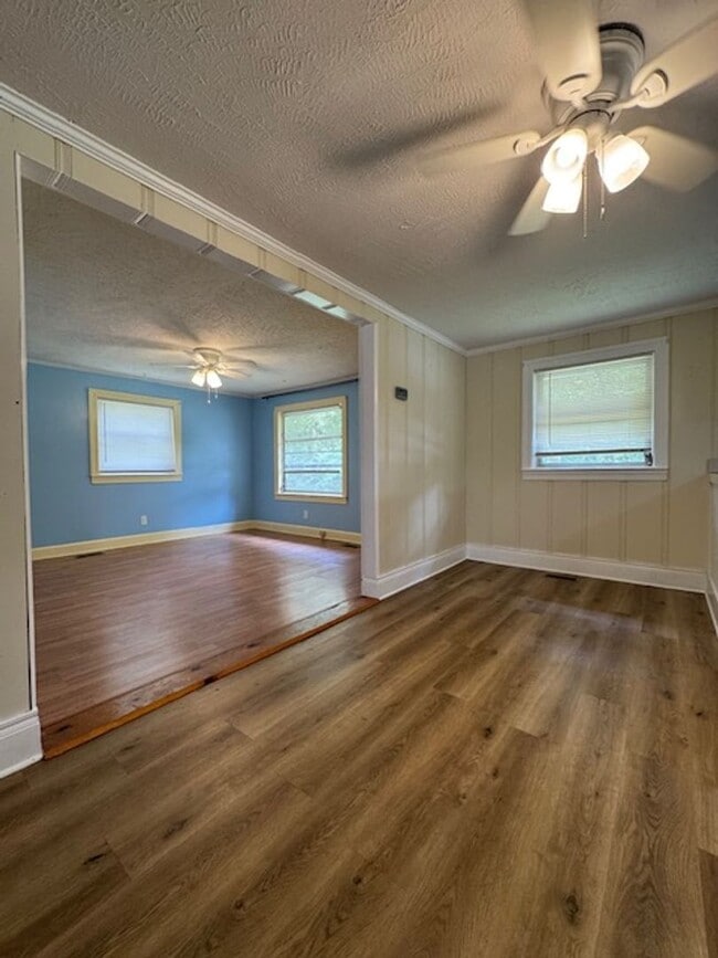 Building Photo - 301 Woodview Dr