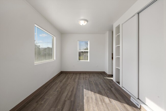 Building Photo - 1517/1519 Thayer Dr