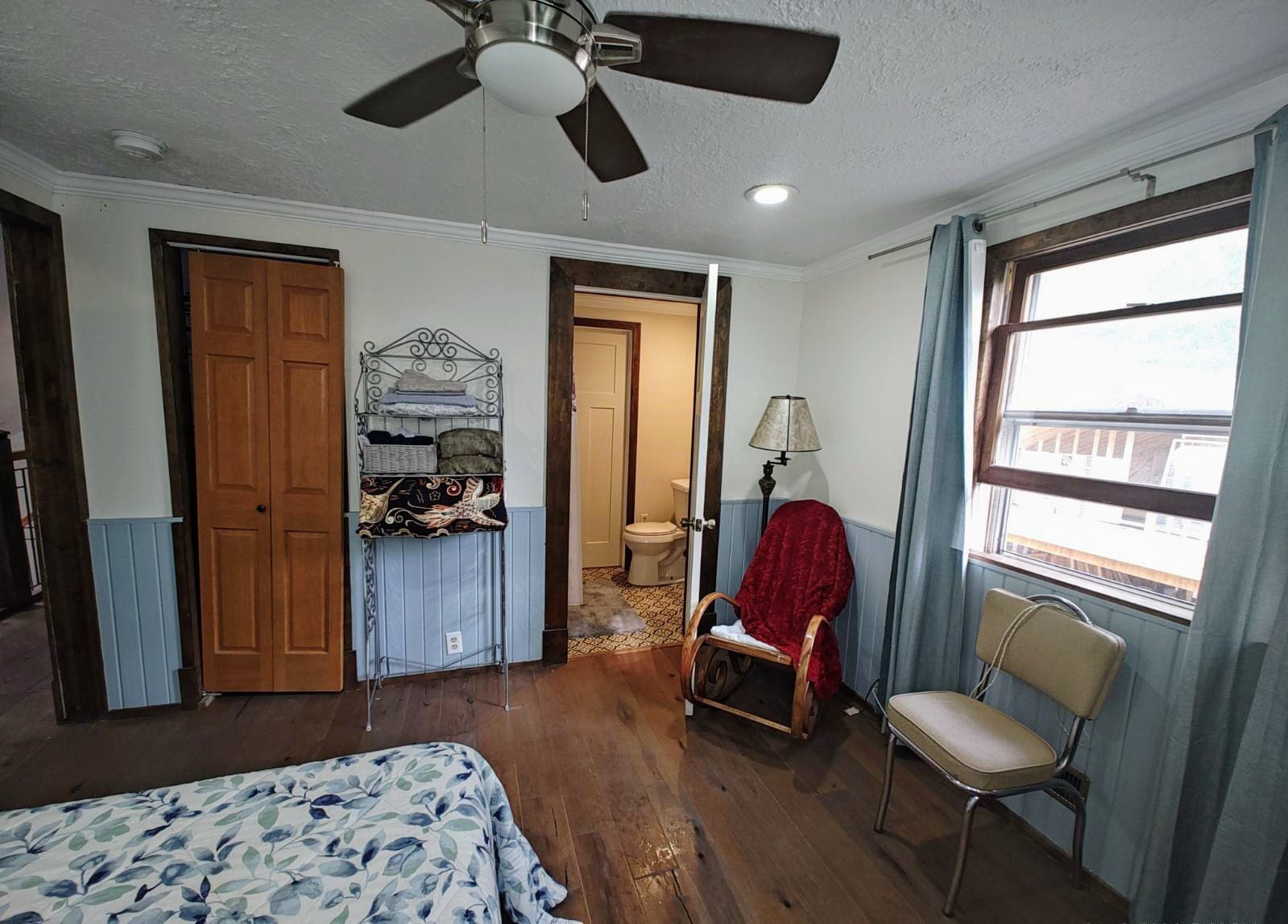 2nd floor, bedroom 3, access to bathroom - 10426 Vistula Rd