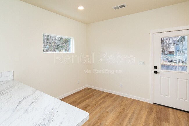 Building Photo - 374 SE Garner St