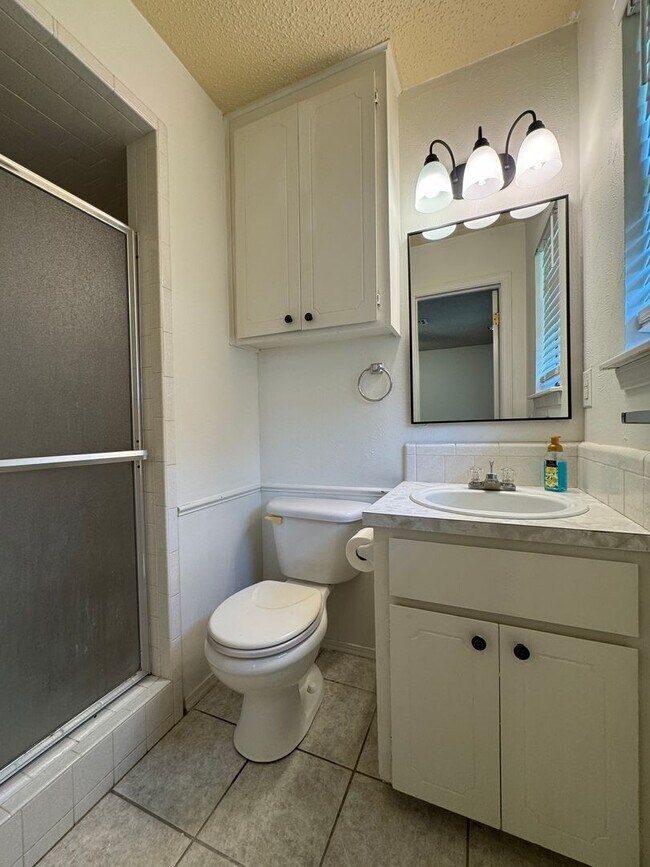 Building Photo - 4718 SE 47th- AVAILABLE NOW!
