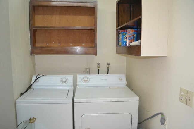 Building Photo - Beautiful Home w/Fenced Yard, Garage Is Minutes Away from Nike, Intel & MORE!