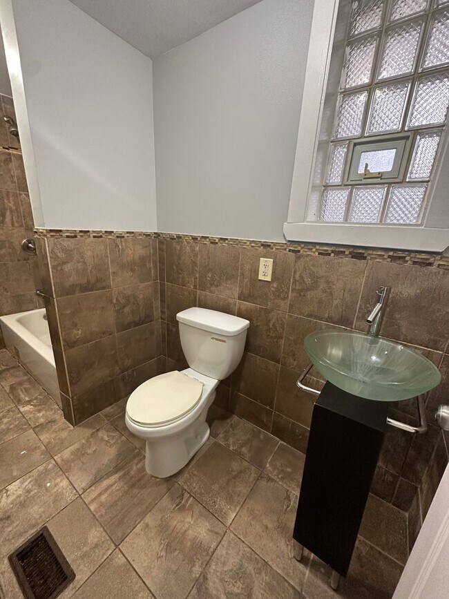 Building Photo - 4356 S Wells St