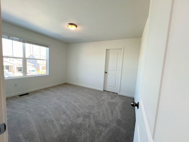 Building Photo - 690 Rob Roy Ct