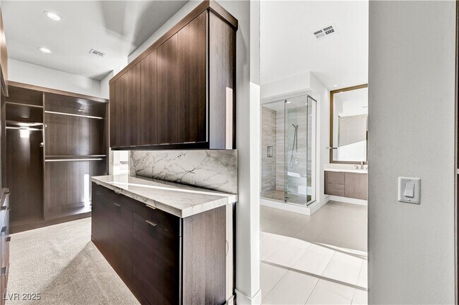 Building Photo - 68 Grey Feather Dr