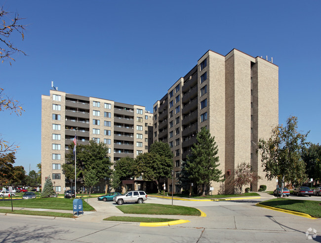 Primary Photo - Garden City Tower